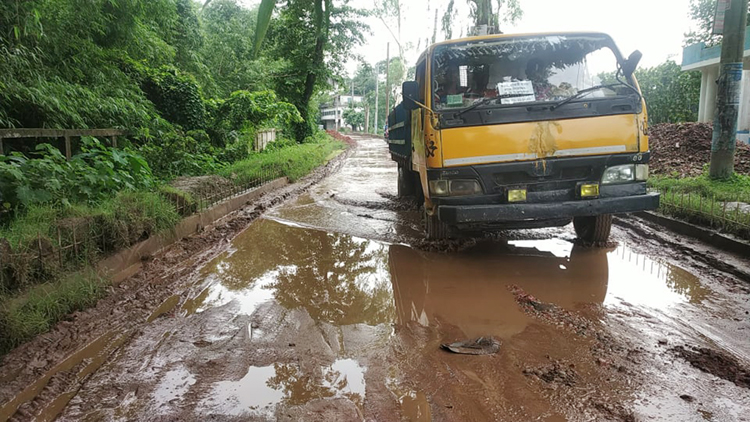 জগন্নাথপুর-সিলেট সড়কের নাজুক দশা, গাড়ি চলাচল বন্ধ
