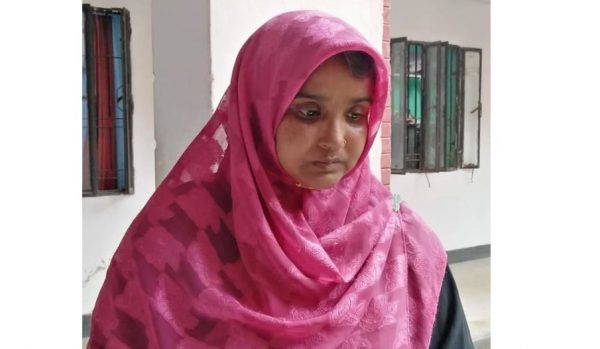 ভুয়া নারী পুলিশ আটক