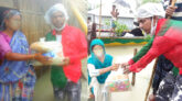 বন্যার পানিতে নেমে হিরো আলমের ত্রাণ বিতরণ