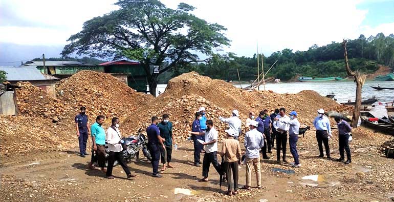 লোভাছড়া পাথর কোয়ারী পরিদর্শনে প্রশাসনের উর্ধ্বতন কর্মকর্তারা