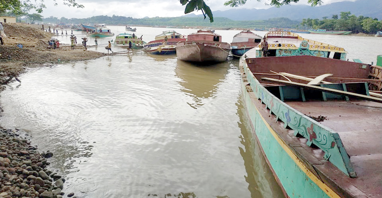 লোভাছড়ায় নিলামে পাথর বিক্রি সম্পন্ন: প্রশাসনের অভিযানে কোটি টাকার যন্ত্রপাতি বিনষ্ট