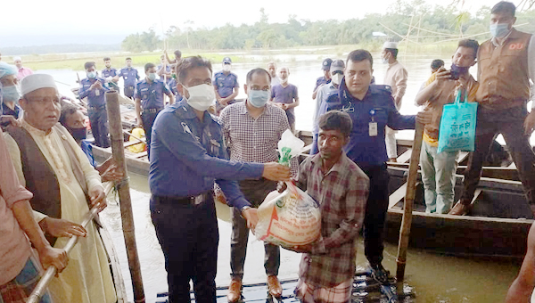 কানাইঘাটে বন্যা দুর্গতদের বাড়ি বাড়ি গিয়ে পুলিশ সুপারের খাদ্য সামগ্রী বিতরণ