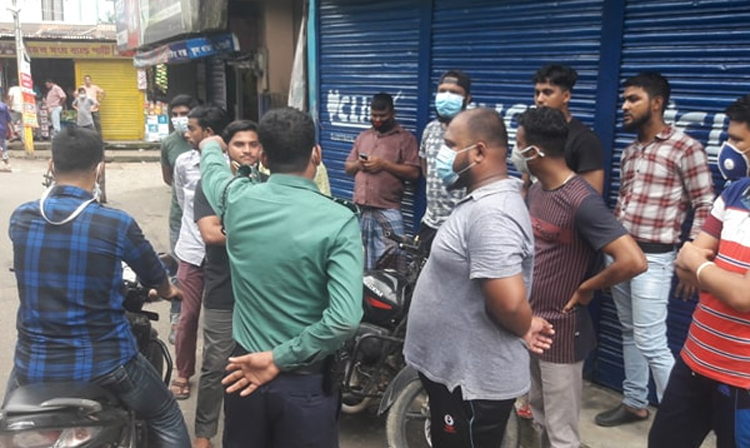 নগরীর বারুদখানায় হিজড়াকে নিয়ে নিয়ে দুই পক্ষের উত্তেজনা, ধাওয়া-পাল্টাধাওয়া