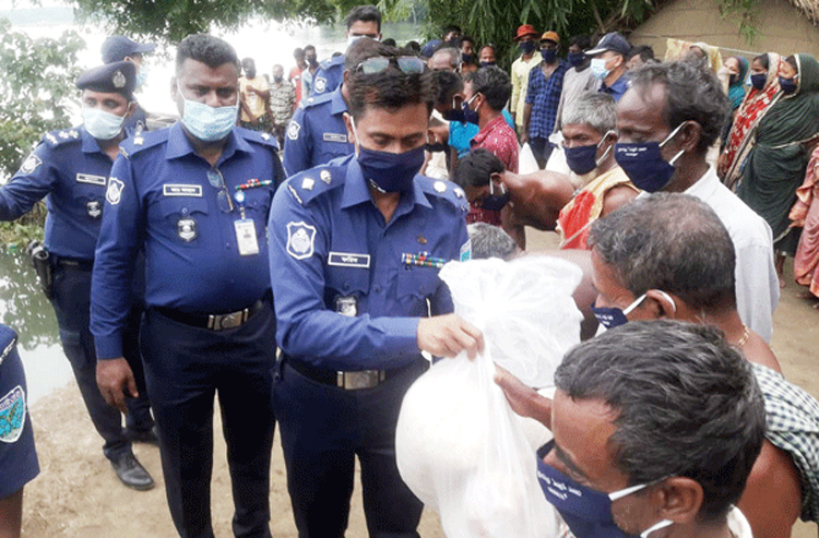গোয়াইনঘাটে বানবাসি মানুষের পাশে পুলিশ সুপার ফরিদ উদ্দিন