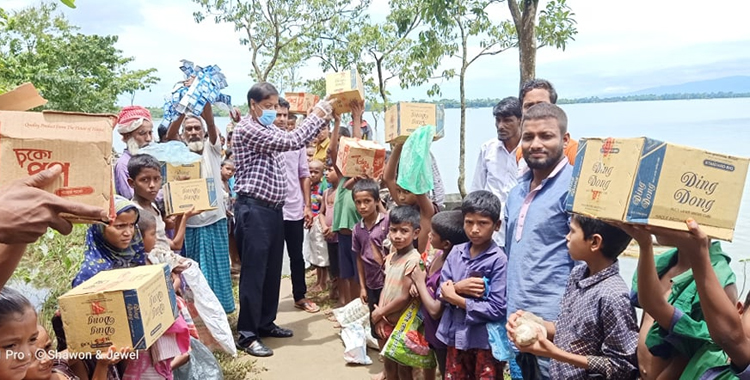 পানি বন্দী মানুষের মাঝে শুকনো খাবার বিতরণ করলেন চেয়ারম্যান ফারুক আহমদ