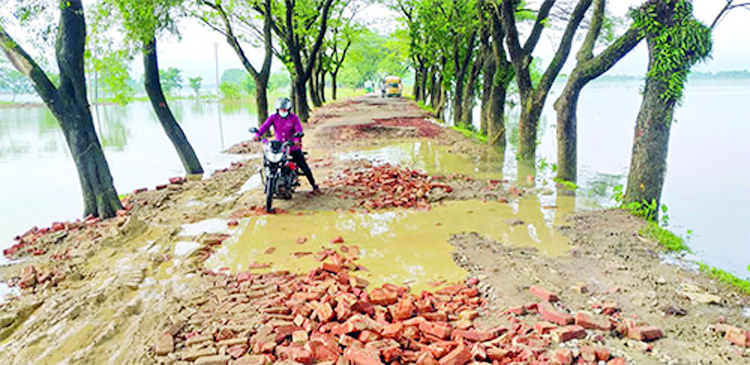 বন্যায় গোয়াইনঘাটের রাস্তা, এ যেন মৃত্যুকূপ