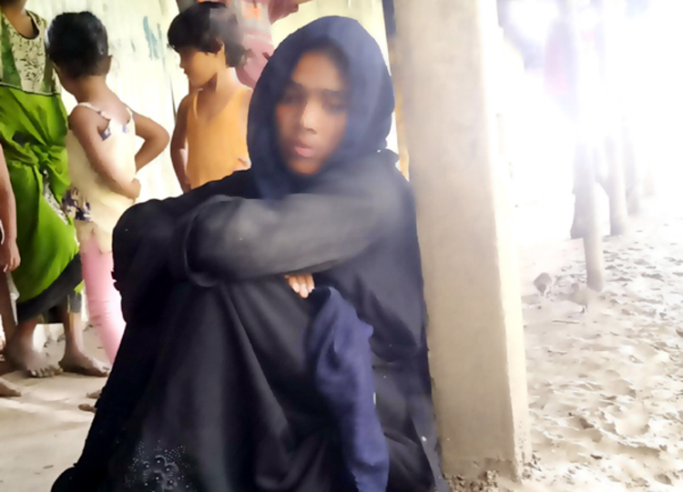 বড়লেখায় বিয়ের দাবিতে প্রেমিকের বাড়িতে প্রেমিকার অনশন