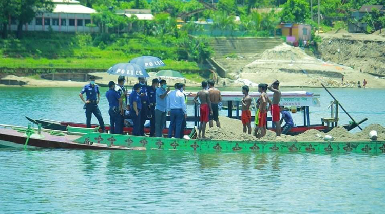 জাফলংয়ে টাস্কফোর্সের অভিযানে দুই লাখ টাকা জরিমানা, বালু উত্তোলন বন্ধ