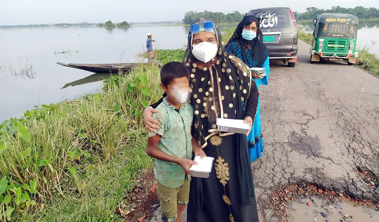 আলেয়া ইকবাল চৌধুরীর উদ্যোগে বন্যার্তদের মাঝে শুকনো খাবার বিতরণ