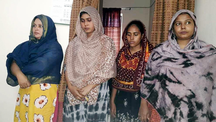 ৪ নারী ছিনতাইকারী গ্রেফতার
