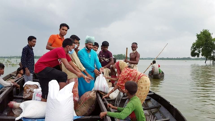 গোয়াইনঘাট ত্রাণ নিয়ে বন্যার্তদের বাড়ি বাড়ি আওয়ামীলীগ নেতা নিজাম উদ্দিন