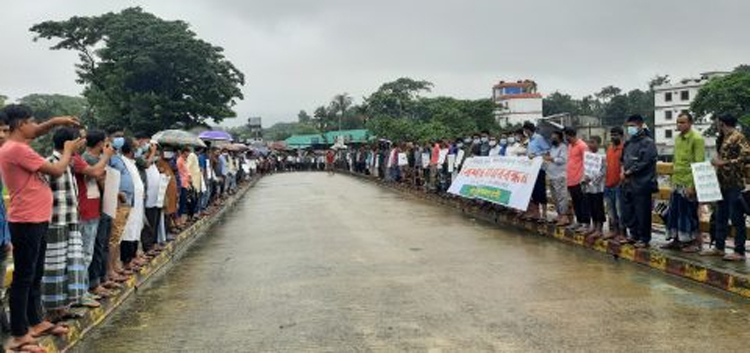 জাফলংয়ে বালু ও পাথর উত্তোলনের দাবিতে মানবন্ধন