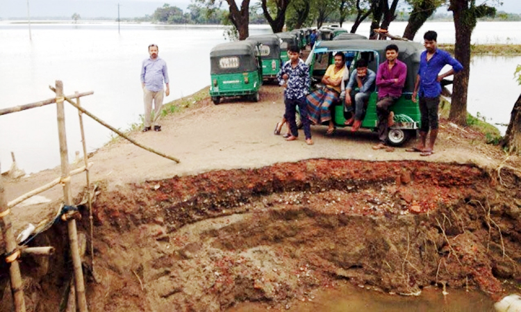 গোয়াইনঘাটের রাধানগর ভাঙ্গা সেতুতে হেলালের চাঁদাবাজি