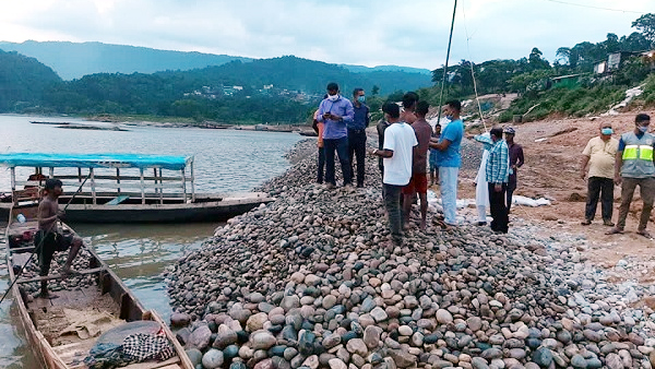 এবার জাফলং জিরো পয়েন্টে অভিযান চালিয়ে পাথর জব্দ, জরিমানা