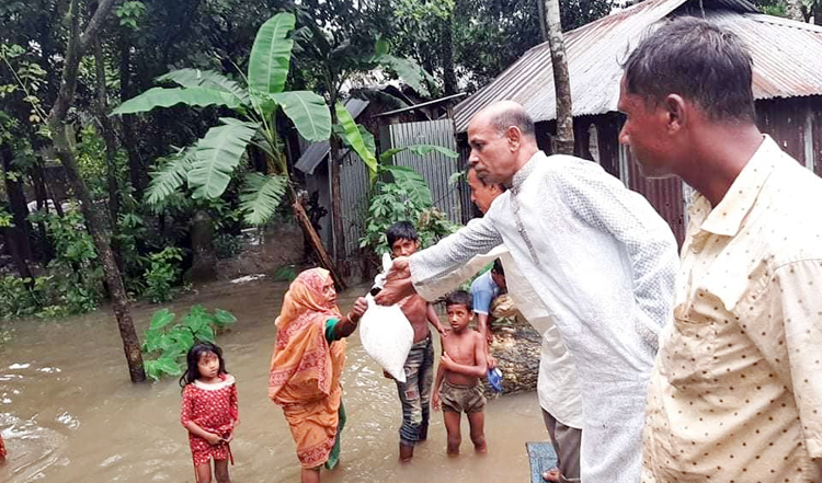 গোয়াইনঘাটে বন্যার্তদের মাঝে ইউপি চেয়ারম্যান আমিরুলের ত্রাণ বিতরণ