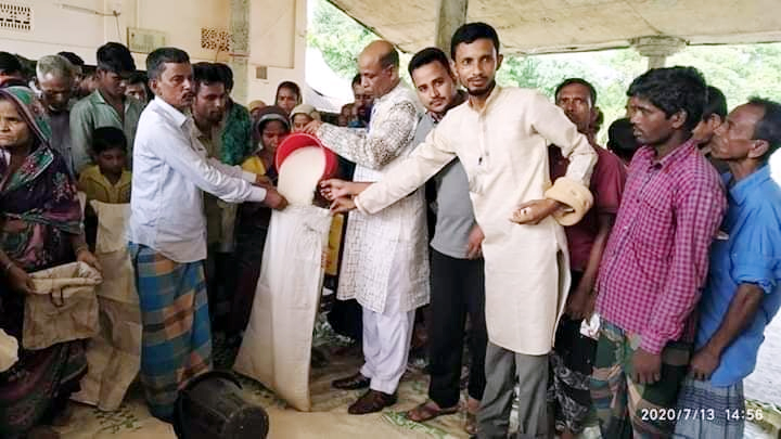 গোয়াইনঘাটে বন্যার্তদের মাঝে ইউপি চেয়ারম্যানের ত্রাণ ও স্বাস্থ্য সুরক্ষা সামগ্রী বিতরণ