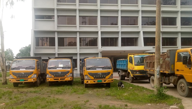 কানাইঘাটে প্রশাসনের নির্দেশ অমান্য করে ভাঙ্গা সড়কে ভারি যান চলাচল, ৭টি ট্রাক আটক