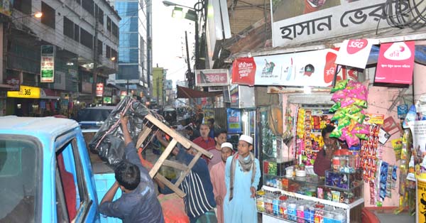 সিলেট নগরীর ফুটপাতের ক্ষুদ্র হকার্স ব্যবসায়ীদের সীমাহীন কষ্ট, দেখার কেউ নেই