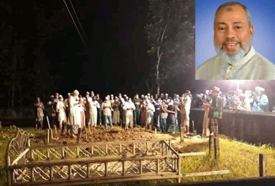 মা-বাবার কবরের পাশেই চিরনিদ্রায় শায়িত এম এ হক