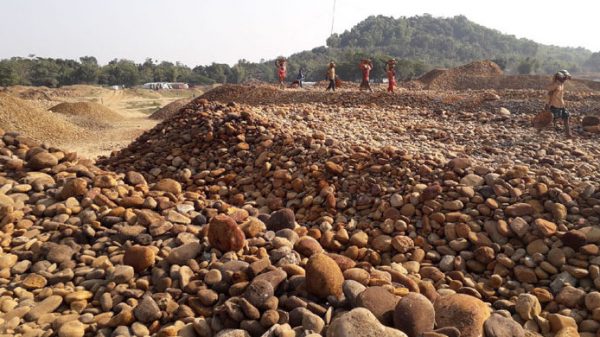 লোভাছড়া কোয়ারীর পাথর ব্যবসায়ীদের ক্ষতি না করার আহ্বান এমপি মজুমদারের