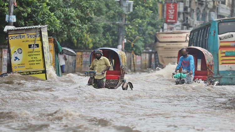 ঢাকার সড়কে উত্তাল ঢেউ