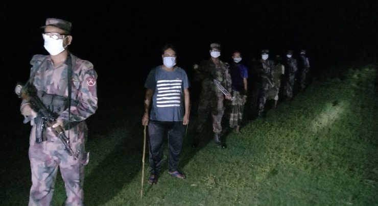 মাদক-গরু পাচার ঠেকাতে সীমান্ত পাহারায় গ্রামবাসী