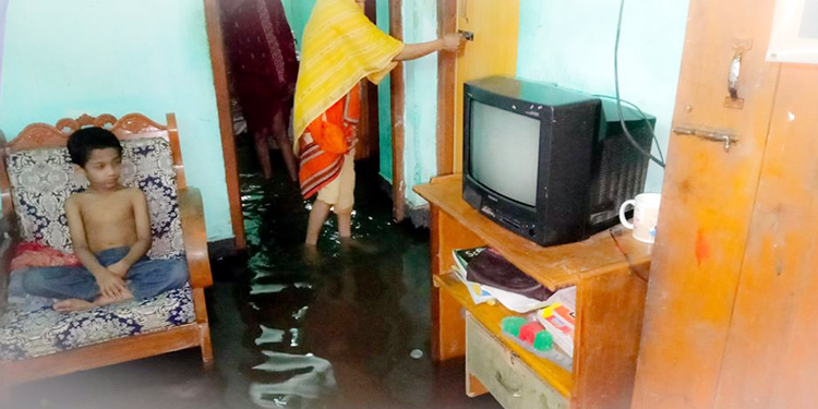 অপরিকল্পিত উন্নয়নের খেসারত দিচ্ছে নগরবাসী, হালকা বৃষ্টিতেই বাসার ভিতর হাটু পানি