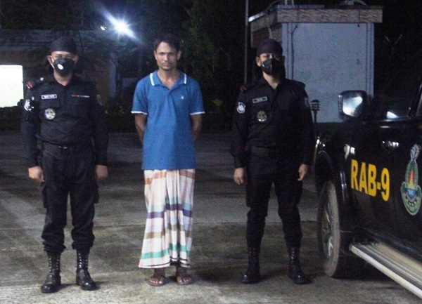 গোয়াইনঘাটে মদ-ফেন্সিডিল উদ্ধার, আটক ১