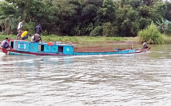 সুনামগঞ্জে খাসিয়ামারা নদীতে বালুখেকো ও চাঁদাবাজদের দৌঁরাত্ম্য
