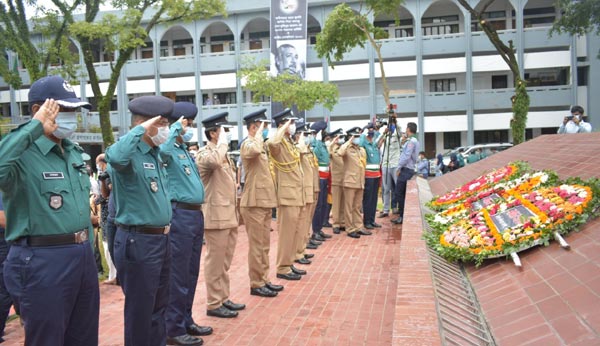 বঙ্গবন্ধুর প্রতিকৃতিতে সিলেট মেট্রোপলিটন পুলিশের শ্রদ্ধাঞ্জলি