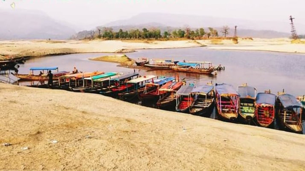 কোম্পানীগঞ্জে ১০ নম্বর থেকে সাদাপাথর: অবৈধ ভাবে কোটি টাকার বাণিজ্য!