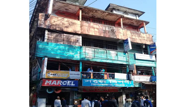 নগরীর হোটেল সবুজ বিপনীতে অভিযান, সাত নারী-পুরুষ আটক