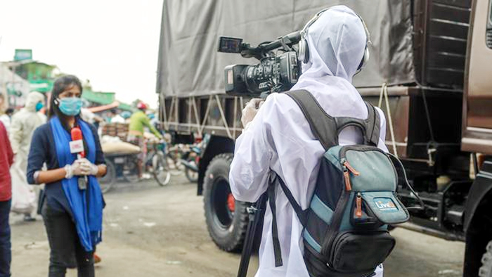 করোনায় কাজ হারাচ্ছেন সাংবাদিকরা