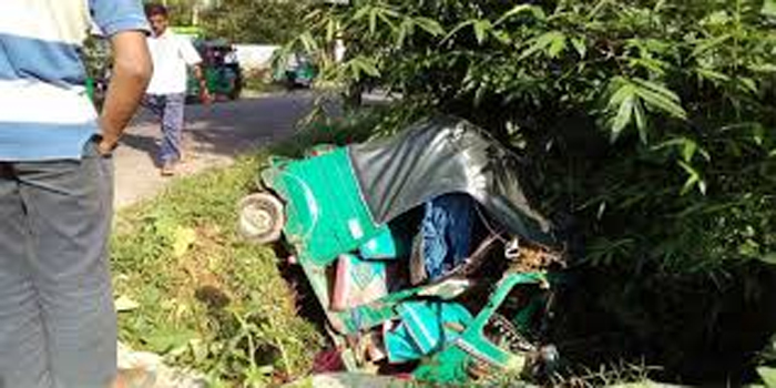 ছাতকে লাশবাহী অ্যাম্বুলেন্সের ধাক্কায় অটোরিক্সা খাদে, নিহত ১