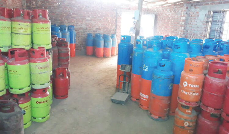 গোয়াইনঘাটে অবৈধভাবে যত্রতত্র বিক্রি হচ্ছে গ্যাস সিলিন্ডার! ঝুঁকিতে মানুষ