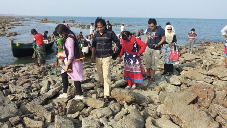 বঙ্গোপসাগর উত্তাল, সেন্টমার্টিনে আটকা পড়েছেন শতাধিক পর্যটক