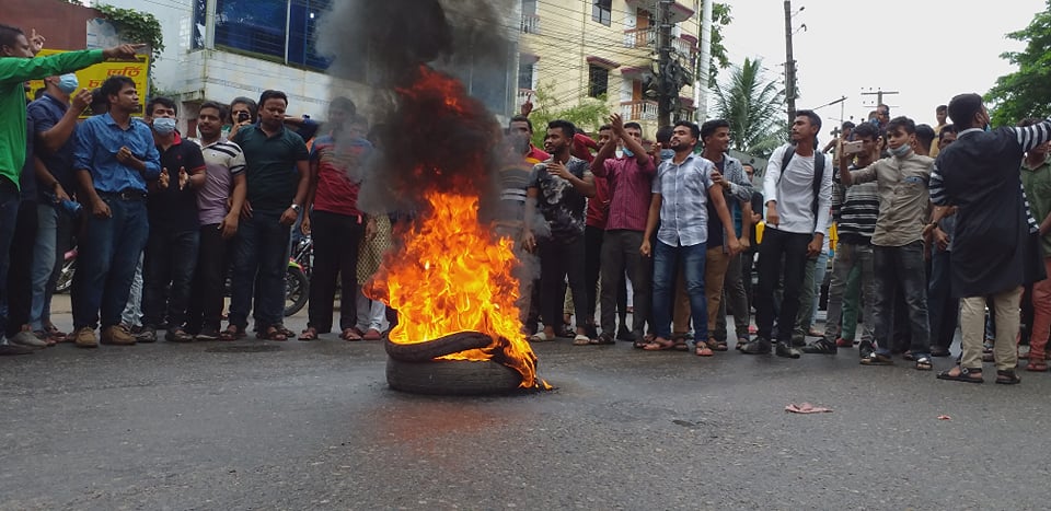 ধর্ষণের প্রতিবাদে ছাত্রলীগের বিরুদ্ধে এমসি কলেজের সামনে ছাত্রলীগের বিক্ষোভ