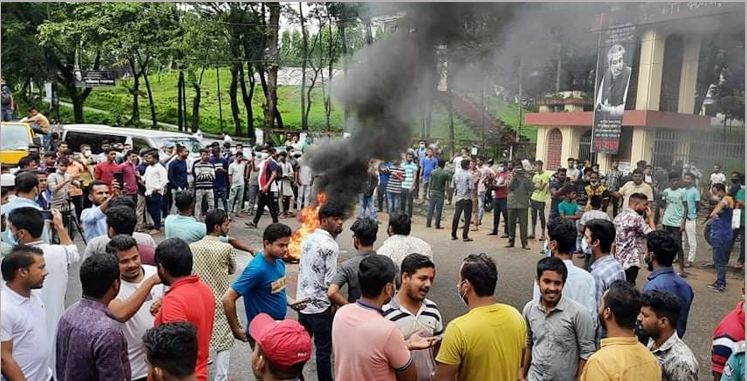 ধর্ষণকাণ্ডে উত্তাল এমসি কলেজ, কলেজ অধ্যক্ষের অপসারণ দাবি
