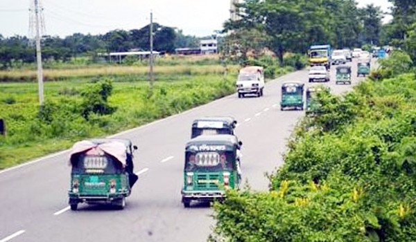 সিলেটে পুলিশকে কোটি টাকা মাসোয়ারা দিয়ে চলছে নম্বরবিহীন অটোরিকশা