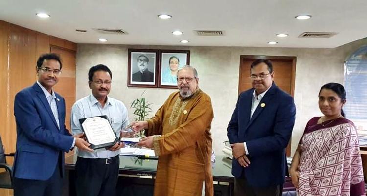 প্রবাসী কল্যাণ মন্ত্রণালয়ে শুদ্ধাচার পুরস্কারপ্রাপ্তদের ক্রেস্ট প্রদান
