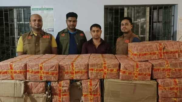 কানাইঘাটে ডিবির অভিযানে পিকাপ ভর্তি নাসির বিড়ি সহ গ্রেফতার ১