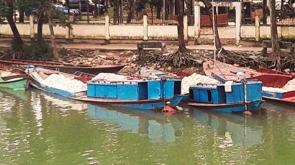 রাতের আধারে যাদুকাটার পাড় কেটে বালু উত্তোলন, চারটি নৌকাসহ ৭জন আটক