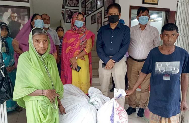 সুনামগঞ্জে ৪জন ভিক্ষুককে মুদি দোকানের মালামাল প্রদান