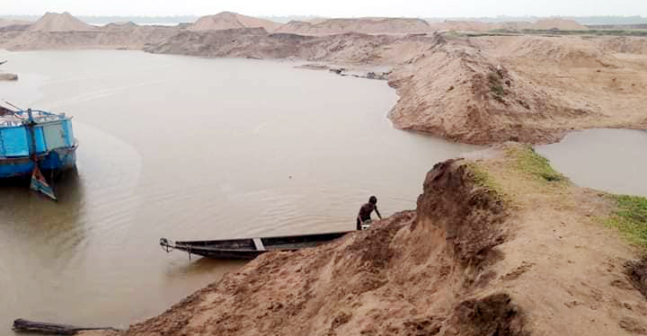 তাহিরপুরে নদীতে রাতের অন্ধকারে কোটি টাকার বালু হরিলুট, সরকারের রাজস্ব বঞ্চিত