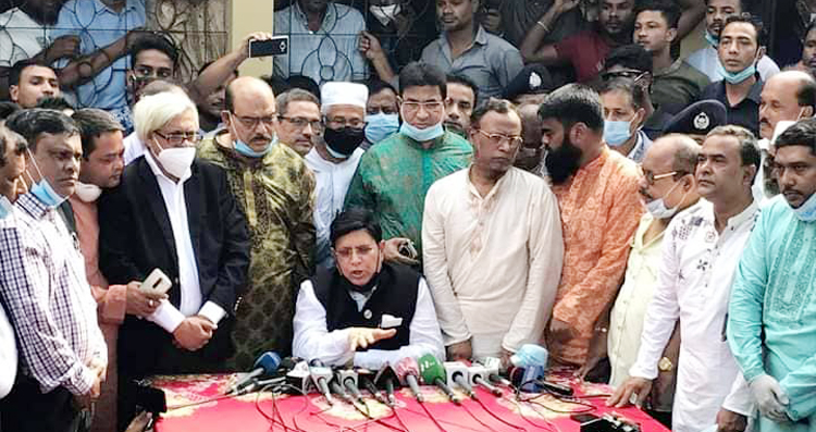 আমার বিশ্বাস আকবর এখনও দেশের বাইরে যায়নি: নিহত রায়হানের বাড়িতে পররাষ্ট্রমন্ত্রী