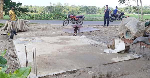 সড়ক বিভাগে অভিযোগ দিলেও কর্ণপাত করেনি কেউ! বিশ্বনাথে সরকারী জায়গায় টয়লেট নির্মাণ