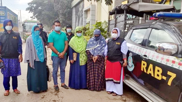 তিন বোনের নগ্নতার ফাঁদ, পা দিলেই খোয়া সর্বস্ব