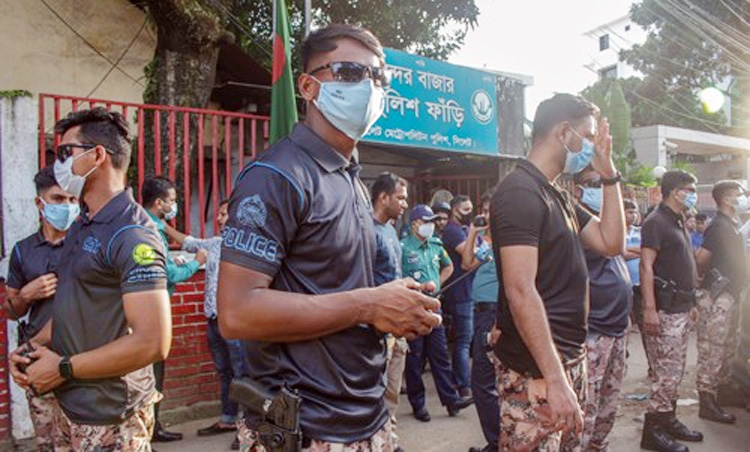 ফুঁসে উঠেছে জনতা: বন্দরবাজার পুলিশ ফাঁড়ির ‘নিরাপত্তায়’ সিআরটি!