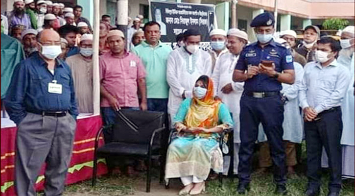 মুক্তিযোদ্ধার জানাজায় দাঁড়ালেন মন্ত্রী, চেয়ারে বসে থাকলেন ইউএনও!