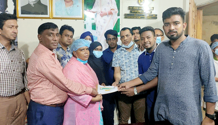 মানবিকতায় অনন্য ওসমানীর নার্সরা, অসুস্থ সহকর্মীকে আর্থিক সহায়তা প্রদান